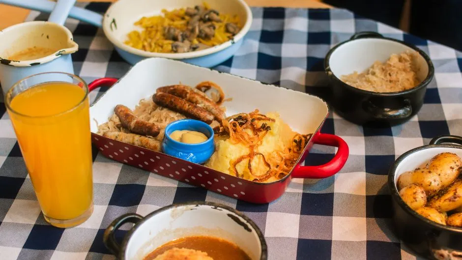 Pub-Style Onion Gravy: Deep Flavor, No Packet